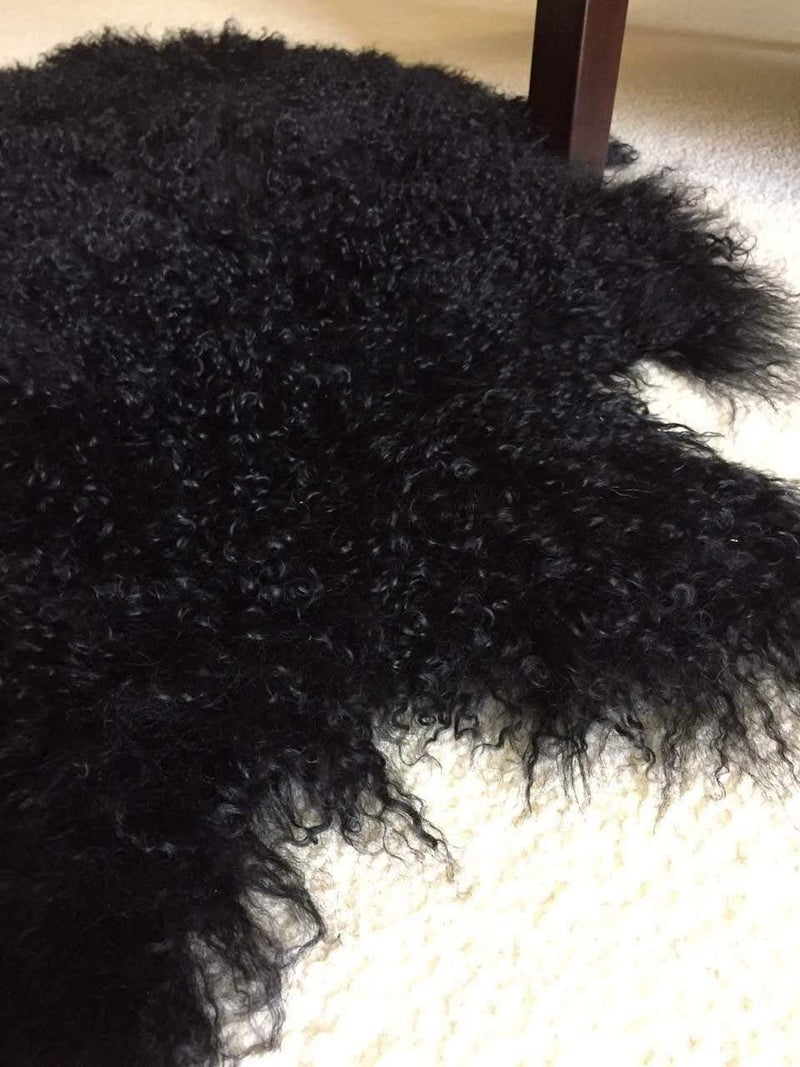 yingda1992 Genuine Tibetan/Mongolian Lambskin Sheepskin Hide Pelt Throw Area Rug Plate Wool Carpet Real Sheep Fur in Bedroom, Living Room 3.5x2Ft (Black) - Image 4